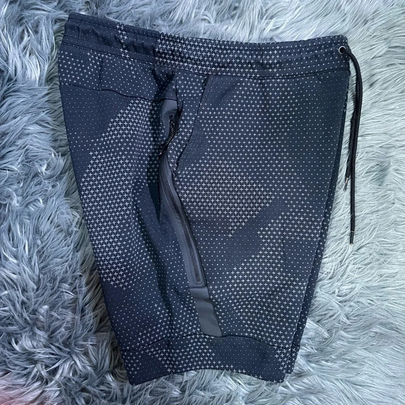 Nike Tech Shorts - Picture 3 of 5